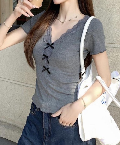 LADY LIKE(レディライク)の「リボンレースV開きトップス(Tシャツ/カットソー・レディース・グレー/ホワイト・M)」の9枚目の写真