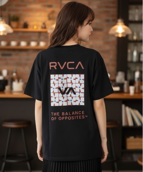 RVCA(ルーカ)の「【RVCA/ルーカ】 25SS DAISY VA BOX LOGO LOOSE FIT SS TEE/半袖バックプリントロゴTシャツ(Tシャツ/カットソー・レディース・ブラック/ホワイト・SMALL/MEDIUM)」の2枚目の写真