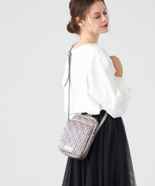 LA BAGAGERIE(ラバガジェリー)の「ランダムプリーツショルダーバッグ タテ(ショルダーバッグ・レディース・シルバー系その他/ブラック/グレイッシュベージュ/アイボリー/ライトブルー・FREE)」の5枚目の写真