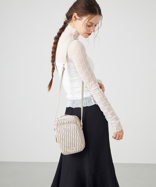 LA BAGAGERIE(ラバガジェリー)の「ランダムプリーツショルダーバッグ タテ(ショルダーバッグ・レディース・シルバー系その他/ブラック/グレイッシュベージュ/アイボリー/ライトブルー・FREE)」の1枚目の写真