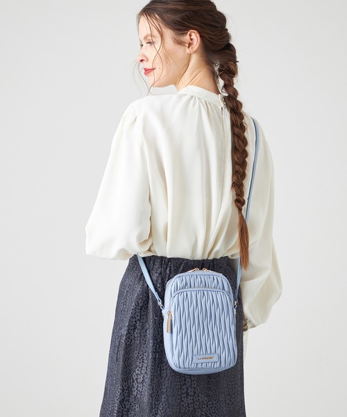 LA BAGAGERIE(ラバガジェリー)の「ランダムプリーツショルダーバッグ タテ(ショルダーバッグ・レディース・シルバー系その他/ブラック/グレイッシュベージュ/アイボリー/ライトブルー・FREE)」の4枚目の写真