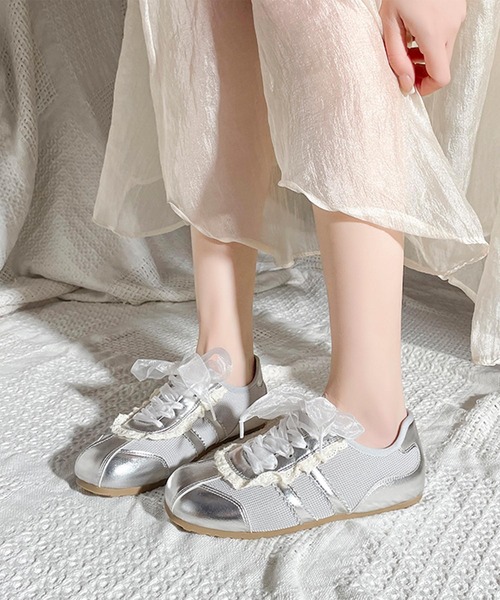 shoes365(シューズスリーシックスファイヴ)の「レースリボンスニーカー(スニーカー・レディース・ピンク/オフホワイト/シルバー/イエロー・23.5cm/24.5cm/23.0cm/24.0cm/25.0cm/22.5cm)」の4枚目の写真