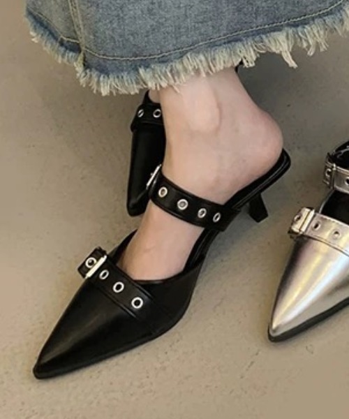 ampm（エーエムピーエム）の「バックルストラップポインテッドミュールパンプス（パンプス・レディース・ホワイト/ブラック・35/36/37/38/39/40）」の8枚目の写真