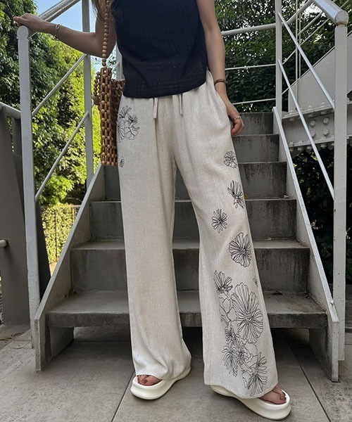 WILLFULLY(ウィルフリー)の「flower print undulate relax PT(その他パンツ・レディース・ブラック/オートミール・FREE)」の1枚目の写真