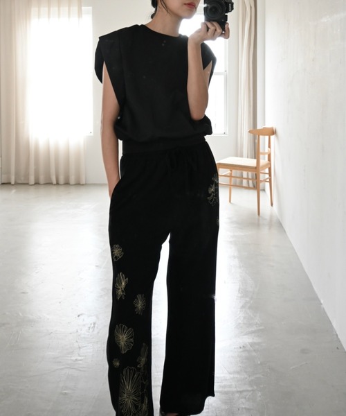 WILLFULLY(ウィルフリー)の「flower print undulate relax PT(その他パンツ・レディース・ブラック/オートミール・FREE)」の2枚目の写真
