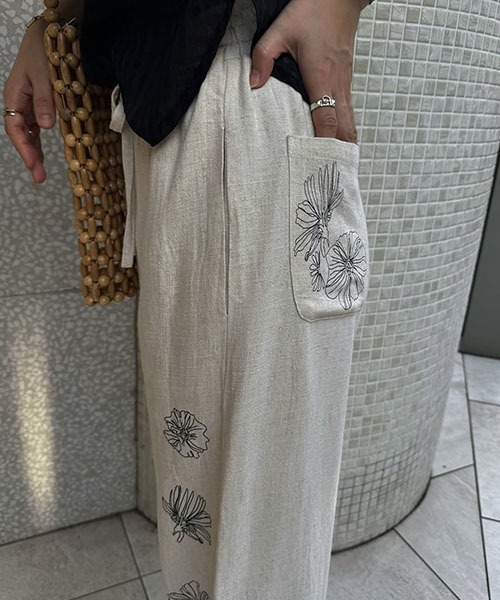 WILLFULLY(ウィルフリー)の「flower print undulate relax PT(その他パンツ・レディース・ブラック/オートミール・FREE)」の7枚目の写真