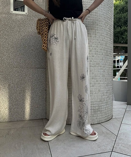 WILLFULLY(ウィルフリー)の「flower print undulate relax PT(その他パンツ・レディース・ブラック/オートミール・FREE)」の3枚目の写真
