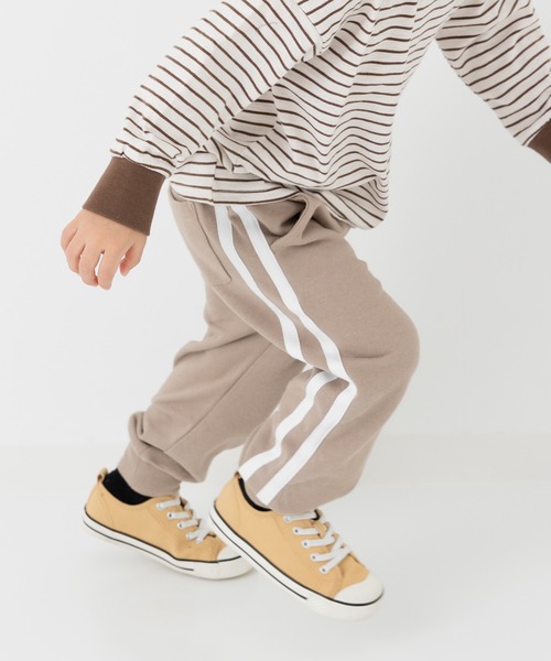 chil2(チルツー)の「綿100% 裏毛 脇ラインスウェットパンツ(スウェットパンツ・キッズ・チャコールグレー/ブラック/ネイビー/ベージュ/グレー・90cm/110cm/100cm/120cm/130cm/140cm/150cm)」の4枚目の写真