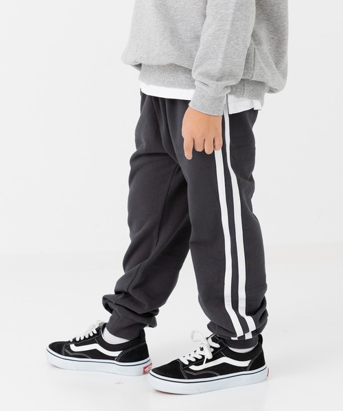 chil2(チルツー)の「綿100% 裏毛 脇ラインスウェットパンツ(スウェットパンツ・キッズ・チャコールグレー/ブラック/ネイビー/ベージュ/グレー・90cm/110cm/100cm/120cm/130cm/140cm/150cm)」の1枚目の写真