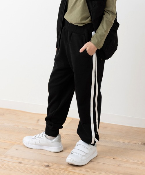 chil2(チルツー)の「綿100% 裏毛 脇ラインスウェットパンツ(スウェットパンツ・キッズ・チャコールグレー/ブラック/ネイビー/ベージュ/グレー・90cm/110cm/100cm/120cm/130cm/140cm/150cm)」の2枚目の写真