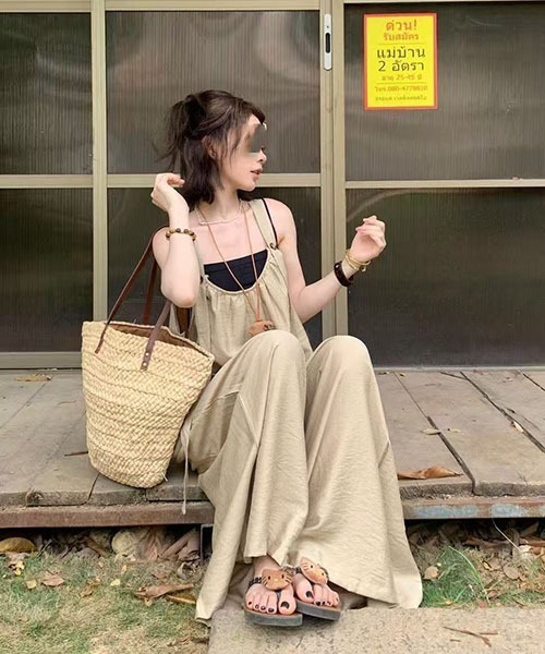 gossip！ロサンゼルス（ゴシップロサンゼルス）の「肩紐調整可能 シワ感素材 ゆったりワイドサロペット レディース 無地 リラックス リゾートウェア オーバーオール（その他パンツ・レディース・ブラック/ベージュ・M/L）」の5枚目の写真