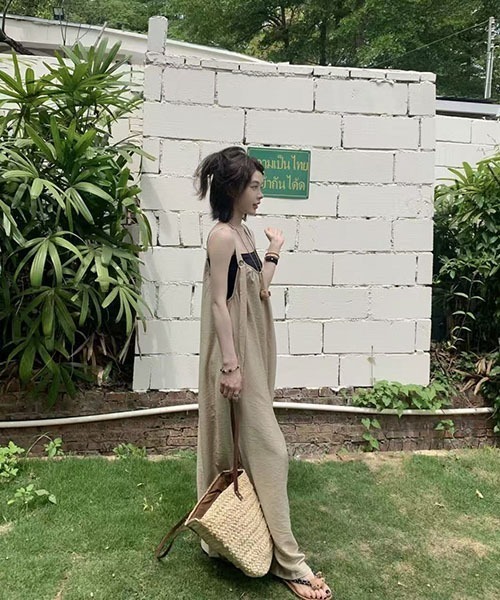 gossip！ロサンゼルス（ゴシップロサンゼルス）の「肩紐調整可能 シワ感素材 ゆったりワイドサロペット レディース 無地 リラックス リゾートウェア オーバーオール（その他パンツ・レディース・ブラック/ベージュ・M/L）」の12枚目の写真