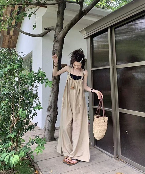 gossip！ロサンゼルス（ゴシップロサンゼルス）の「肩紐調整可能 シワ感素材 ゆったりワイドサロペット レディース 無地 リラックス リゾートウェア オーバーオール（その他パンツ・レディース・ブラック/ベージュ・M/L）」の11枚目の写真