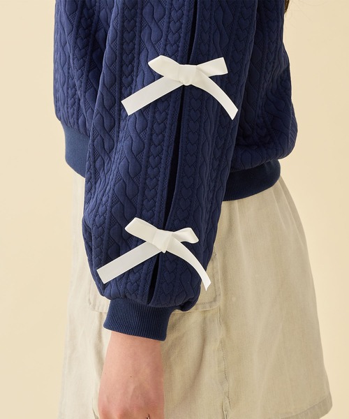 Amourire girl（アムリールガール）の「ふくれジャガード 袖リボンプルオーバー（スウェット・キッズ・グレー/ネイビー・160cm/150cm/140cm/130cm）」の13枚目の写真