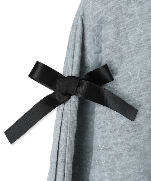Amourire girl（アムリールガール）の「ふくれジャガード 袖リボンプルオーバー（スウェット・キッズ・グレー/ネイビー・160cm/150cm/140cm/130cm）」の4枚目の写真