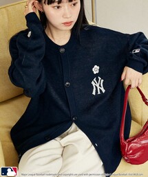 MLB(メジャーリーグベースボール)のMLB × MARY QUANT/エムエルビー × マリークワント MLB×MARY QUANT CREWNECK KNIT CARDIGAN/刺繍ロゴクルーネックニットカーディガン(限定展開)(カーディガン/ボレロ)