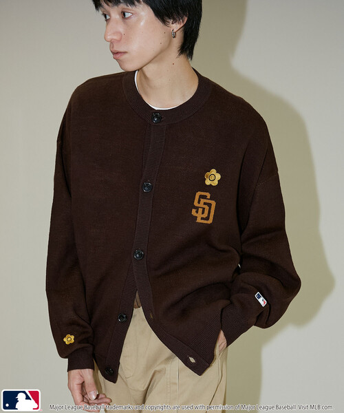 MLB（メジャーリーグベースボール）の「MLB × MARY QUANT/エムエルビー × マリークワント MLB×MARY QUANT CREWNECK KNIT CARDIGAN/刺繍ロゴクルーネックニットカーディガン(限定展開)（カーディガン/ボレロ・メンズ・ブラウン/ネイビー/ブラック・LARGE/SMALL/MEDIUM）」の3枚目の写真