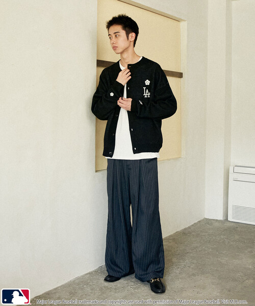 MLB（メジャーリーグベースボール）の「MLB × MARY QUANT/エムエルビー × マリークワント MLB×MARY QUANT CREWNECK KNIT CARDIGAN/刺繍ロゴクルーネックニットカーディガン(限定展開)（カーディガン/ボレロ・メンズ・ブラウン/ネイビー/ブラック・LARGE/SMALL/MEDIUM）」の20枚目の写真