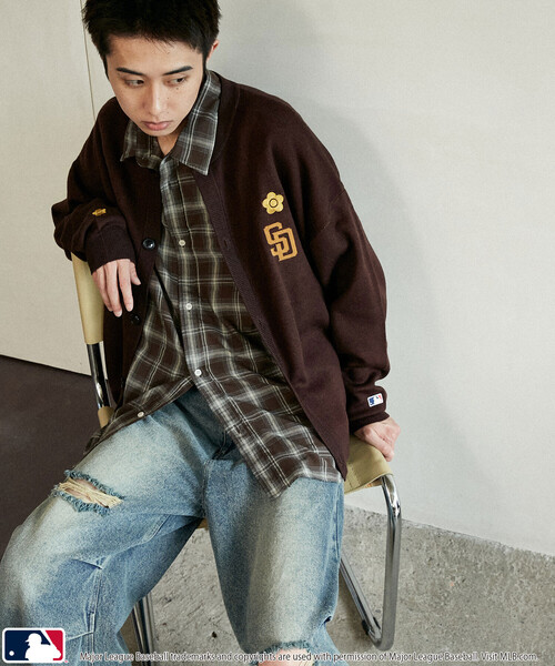 MLB（メジャーリーグベースボール）の「MLB × MARY QUANT/エムエルビー × マリークワント MLB×MARY QUANT CREWNECK KNIT CARDIGAN/刺繍ロゴクルーネックニットカーディガン(限定展開)（カーディガン/ボレロ・メンズ・ブラウン/ネイビー/ブラック・LARGE/SMALL/MEDIUM）」の4枚目の写真