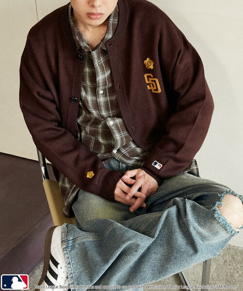 MLB（メジャーリーグベースボール）の「MLB × MARY QUANT/エムエルビー × マリークワント MLB×MARY QUANT CREWNECK KNIT CARDIGAN/刺繍ロゴクルーネックニットカーディガン(限定展開)（カーディガン/ボレロ・メンズ・ブラウン/ネイビー/ブラック・LARGE/SMALL/MEDIUM）」の5枚目の写真