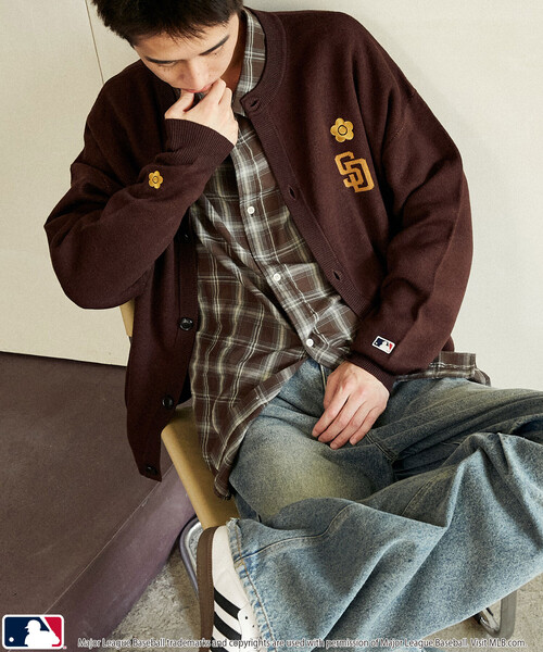 MLB（メジャーリーグベースボール）の「MLB × MARY QUANT/エムエルビー × マリークワント MLB×MARY QUANT CREWNECK KNIT CARDIGAN/刺繍ロゴクルーネックニットカーディガン(限定展開)（カーディガン/ボレロ・メンズ・ブラウン/ネイビー/ブラック・LARGE/SMALL/MEDIUM）」の6枚目の写真