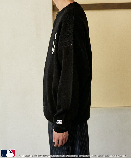MLB（メジャーリーグベースボール）の「MLB × MARY QUANT/エムエルビー × マリークワント MLB×MARY QUANT CREWNECK KNIT CARDIGAN/刺繍ロゴクルーネックニットカーディガン(限定展開)（カーディガン/ボレロ・メンズ・ブラウン/ネイビー/ブラック・LARGE/SMALL/MEDIUM）」の7枚目の写真
