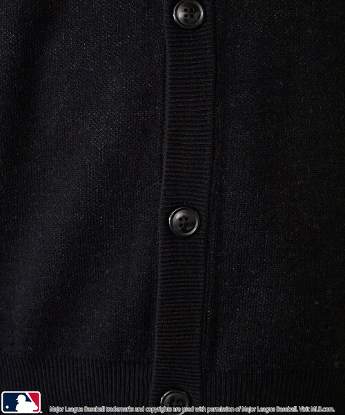 MLB（メジャーリーグベースボール）の「MLB × MARY QUANT/エムエルビー × マリークワント MLB×MARY QUANT CREWNECK KNIT CARDIGAN/刺繍ロゴクルーネックニットカーディガン(限定展開)（カーディガン/ボレロ・メンズ・ブラウン/ネイビー/ブラック・LARGE/SMALL/MEDIUM）」の14枚目の写真