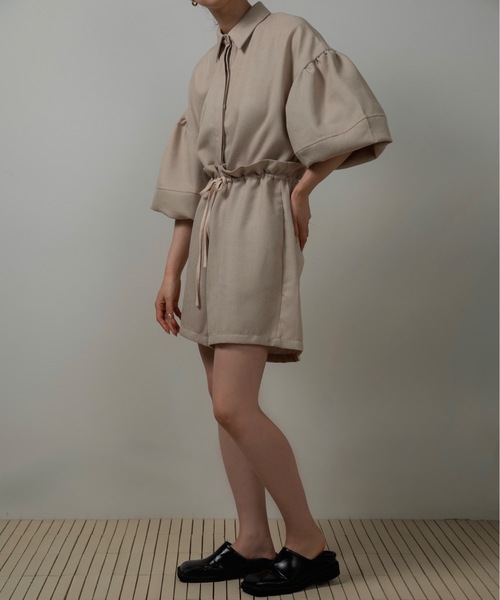 lawgy(ラウジー)の「volume sleeve waist gather combinaison / ボリュームスリーブウエストギャザーコンビネゾン(つなぎ/オールインワン・レディース・グレー/ベージュ・FREE)」の4枚目の写真