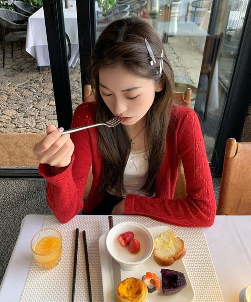 MEMECLE（メメクル）の「【MEMECLE/メメクル】クルーネックカラーカーディガン（カーディガン/ボレロ・レディース・レッド/ネイビー/ライトブルー/アイボリー・FREE）」の7枚目の写真