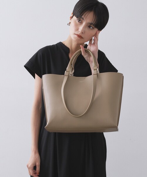 OPAQUE.CLIP（オペークドットクリップ）の「【2WAY/A4サイズ対応】シュリンク合皮トートバッグ（トートバッグ・レディース・ベージュ/ブラック・00）」の2枚目の写真