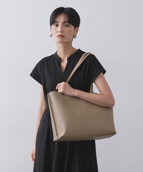 OPAQUE.CLIP（オペークドットクリップ）の「【2WAY/A4サイズ対応】シュリンク合皮トートバッグ（トートバッグ・レディース・ベージュ/ブラック・00）」の6枚目の写真