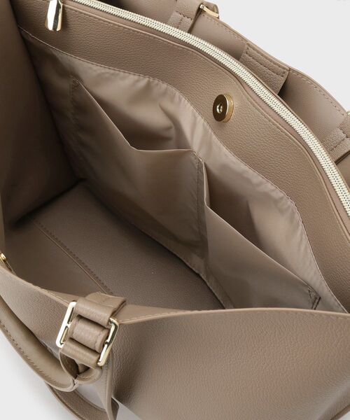 OPAQUE.CLIP（オペークドットクリップ）の「【2WAY/A4サイズ対応】シュリンク合皮トートバッグ（トートバッグ・レディース・ベージュ/ブラック・00）」の17枚目の写真