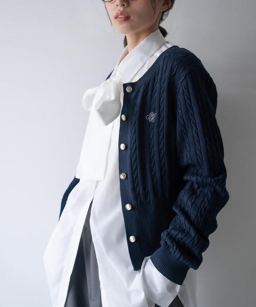 SOELA(ソエラ)の「胸刺繍金ボタンケーブルニットカーディガン/A(カーディガン/ボレロ・レディース・ライトグレー/ネイビー/ブラック/チャコールグレー・M)」の7枚目の写真