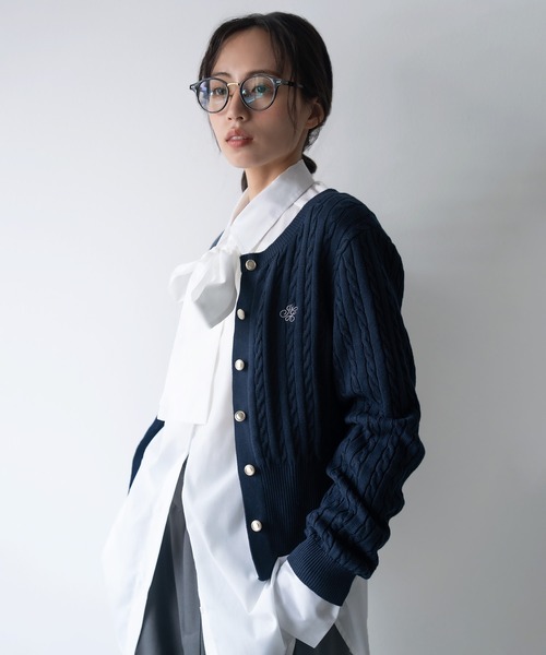 SOELA(ソエラ)の「胸刺繍金ボタンケーブルニットカーディガン/A(カーディガン/ボレロ・レディース・ライトグレー/ネイビー/ブラック/チャコールグレー・M)」の4枚目の写真