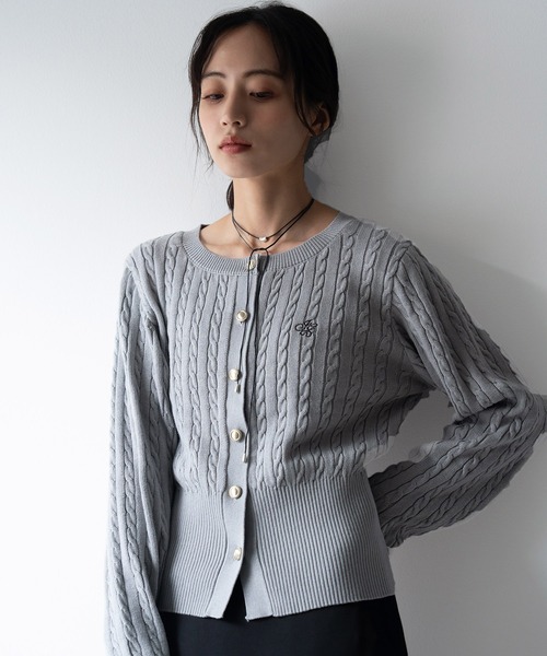 SOELA(ソエラ)の「胸刺繍金ボタンケーブルニットカーディガン/A(カーディガン/ボレロ・レディース・ライトグレー/ネイビー/ブラック/チャコールグレー・M)」の3枚目の写真