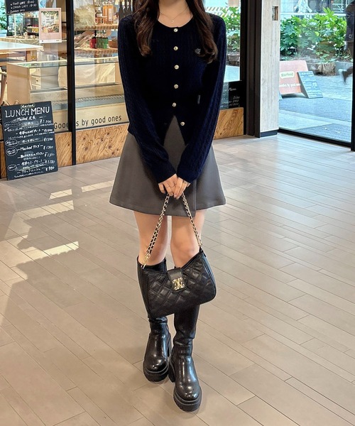 SOELA(ソエラ)の「胸刺繍金ボタンケーブルニットカーディガン/A(カーディガン/ボレロ・レディース・ライトグレー/ネイビー/ブラック/チャコールグレー・M)」の18枚目の写真