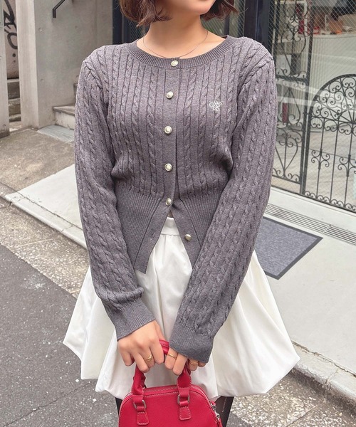 SOELA(ソエラ)の「胸刺繍金ボタンケーブルニットカーディガン/A(カーディガン/ボレロ・レディース・ライトグレー/ネイビー/ブラック/チャコールグレー・M)」の16枚目の写真