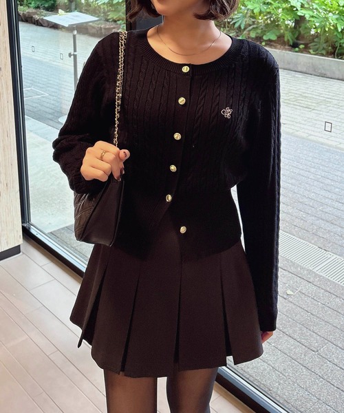 SOELA(ソエラ)の「胸刺繍金ボタンケーブルニットカーディガン/A(カーディガン/ボレロ・レディース・ライトグレー/ネイビー/ブラック/チャコールグレー・M)」の11枚目の写真