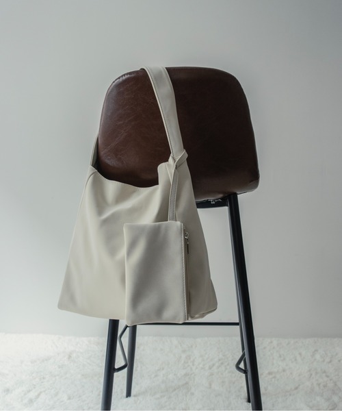 on:nue（オンニュ）の「【on:nue】ミニポーチ付きスエードライクトートバッグ（トートバッグ・レディース・アイボリー/カーキ/ブラック・FREE）」の2枚目の写真