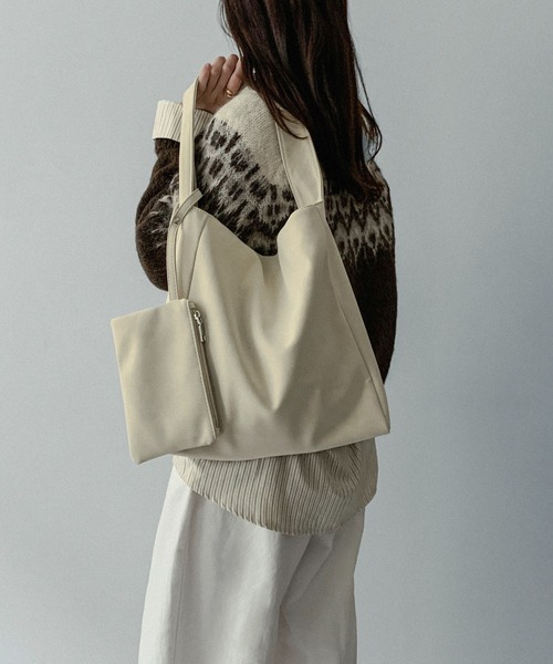 on:nue（オンニュ）の「【on:nue】ミニポーチ付きスエードライクトートバッグ（トートバッグ・レディース・アイボリー/カーキ/ブラック・FREE）」の16枚目の写真