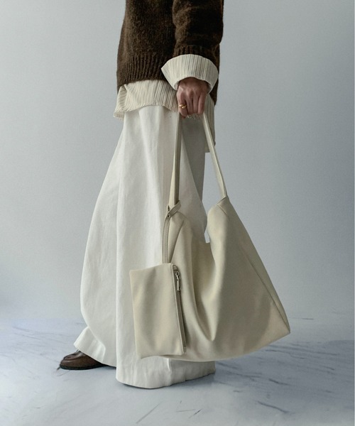 on:nue（オンニュ）の「【on:nue】ミニポーチ付きスエードライクトートバッグ（トートバッグ・レディース・アイボリー/カーキ/ブラック・FREE）」の17枚目の写真