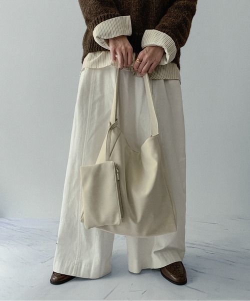 on:nue（オンニュ）の「【on:nue】ミニポーチ付きスエードライクトートバッグ（トートバッグ・レディース・アイボリー/カーキ/ブラック・FREE）」の18枚目の写真