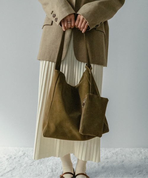 on:nue（オンニュ）の「【on:nue】ミニポーチ付きスエードライクトートバッグ（トートバッグ・レディース・アイボリー/カーキ/ブラック・FREE）」の22枚目の写真