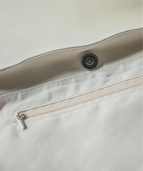 on:nue（オンニュ）の「【on:nue】ミニポーチ付きスエードライクトートバッグ（トートバッグ・レディース・アイボリー/カーキ/ブラック・FREE）」の14枚目の写真