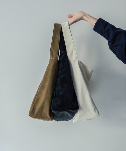 on:nue（オンニュ）の「【on:nue】ミニポーチ付きスエードライクトートバッグ（トートバッグ・レディース・アイボリー/カーキ/ブラック・FREE）」の6枚目の写真