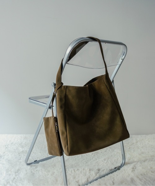 on:nue（オンニュ）の「【on:nue】ミニポーチ付きスエードライクトートバッグ（トートバッグ・レディース・アイボリー/カーキ/ブラック・FREE）」の5枚目の写真