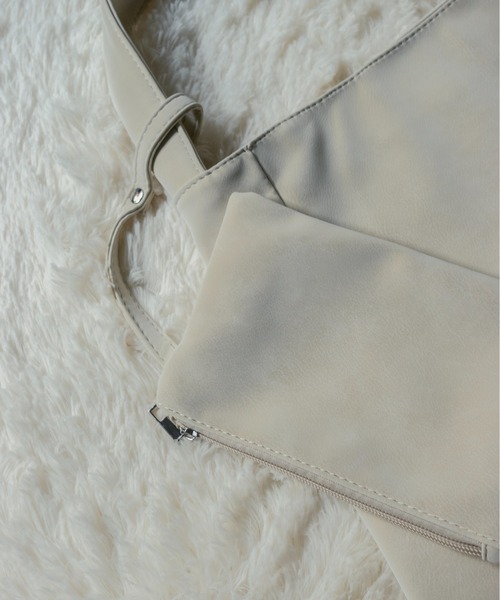 on:nue（オンニュ）の「【on:nue】ミニポーチ付きスエードライクトートバッグ（トートバッグ・レディース・アイボリー/カーキ/ブラック・FREE）」の10枚目の写真