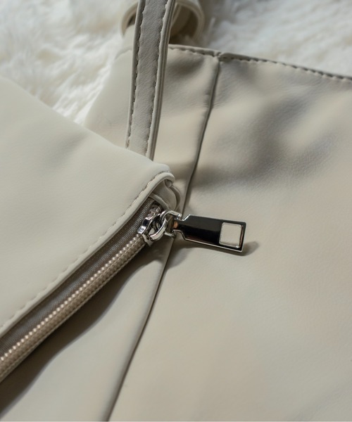 on:nue（オンニュ）の「【on:nue】ミニポーチ付きスエードライクトートバッグ（トートバッグ・レディース・アイボリー/カーキ/ブラック・FREE）」の11枚目の写真