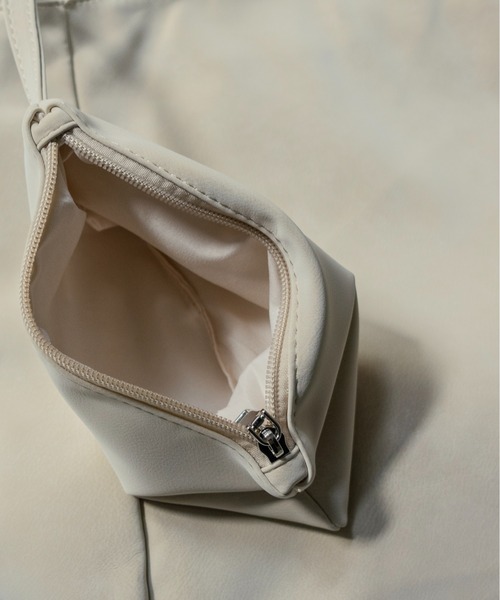 on:nue（オンニュ）の「【on:nue】ミニポーチ付きスエードライクトートバッグ（トートバッグ・レディース・アイボリー/カーキ/ブラック・FREE）」の12枚目の写真