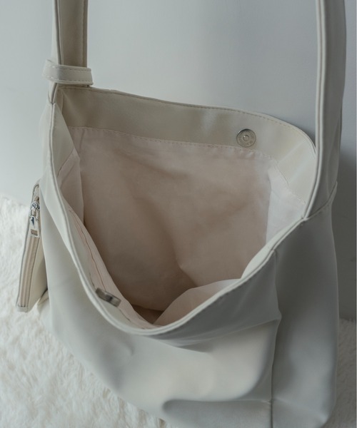 on:nue（オンニュ）の「【on:nue】ミニポーチ付きスエードライクトートバッグ（トートバッグ・レディース・アイボリー/カーキ/ブラック・FREE）」の9枚目の写真